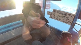 EXHIB CHAIRLIFT. Sborro completamente nudo in seggiovia. Tutti mi vedono